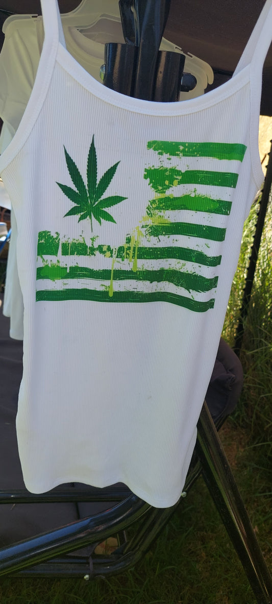 Camiseta sin mangas con tirantes finos y bandera de marihuana