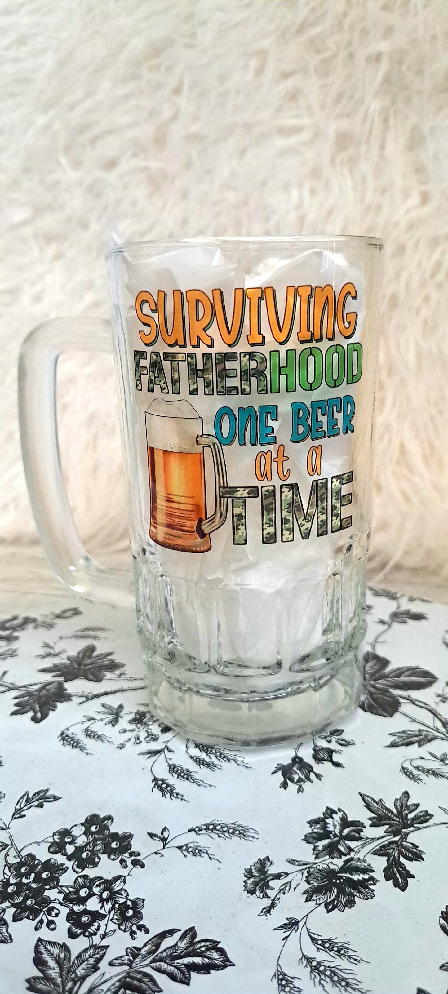 Taza de cerveza Sobreviviendo a la paternidad una cerveza a la vez